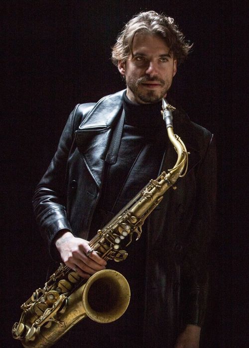 Samy THIEBAULT, musicien ambassadeur JLV, avec son instrument équipé d'une ligature JLV