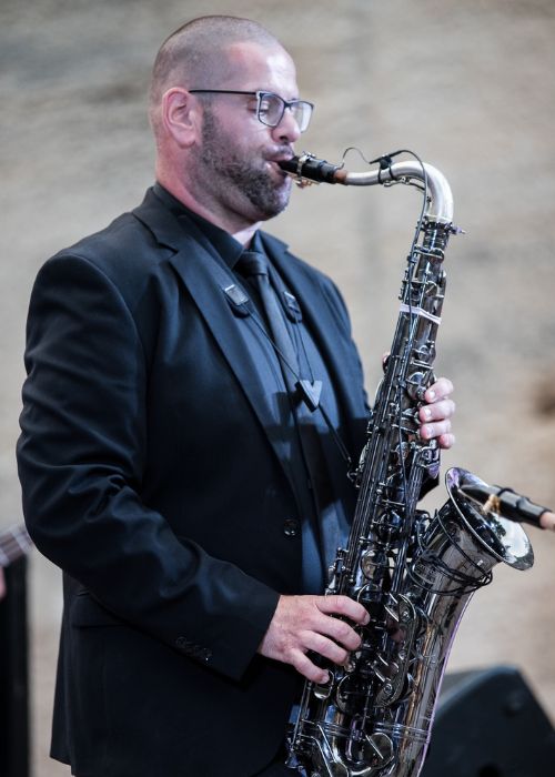 Sébastien DEBLOOS, musicien ambassadeur JLV, avec son instrument équipé d'une ligature JLV
