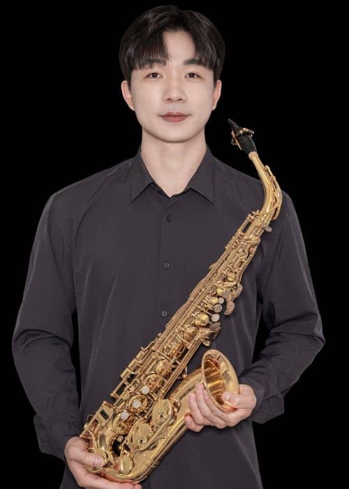 Seokjun YANG, musicien ambassadeur JLV, avec son instrument équipé d'une ligature JLV
