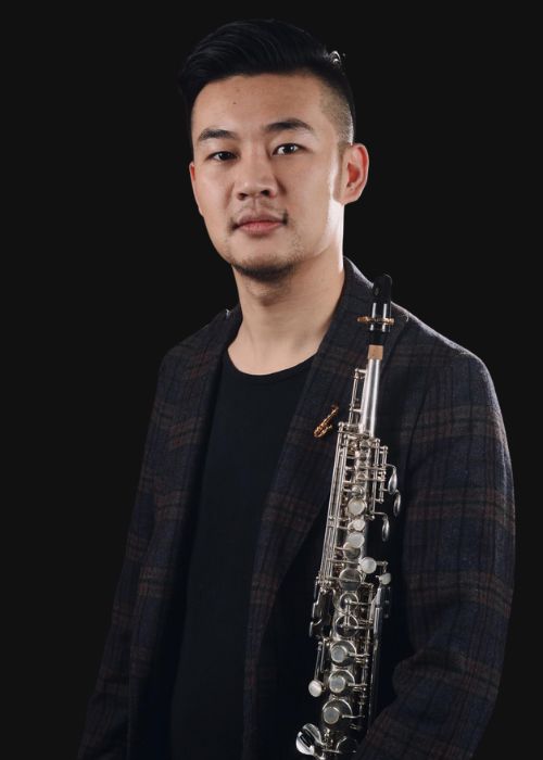 Shi XUEQI, musicien ambassadeur JLV, avec son instrument équipé d'une ligature JLV