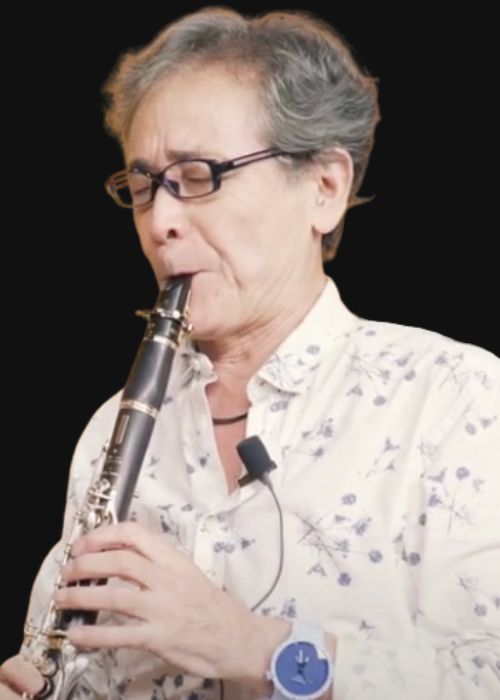 Shigeru IKUSHIMA, musicien ambassadeur JLV, avec son instrument équipé d'une ligature JLV