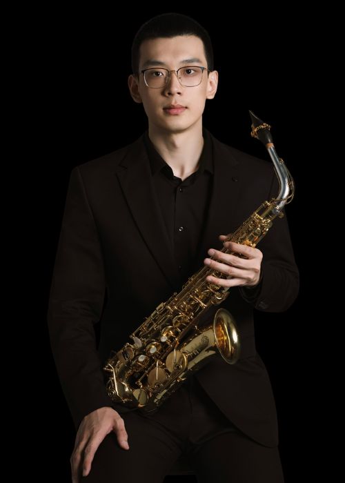HAO Songchen, musicien ambassadeur JLV, avec son instrument équipé d'une ligature JLV