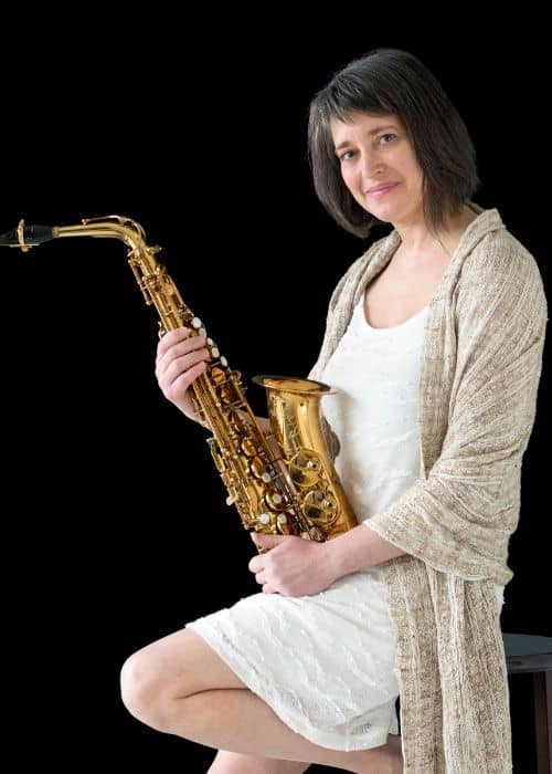 Sophie POULIN DE COURVAL, musicien ambassadeur JLV, avec son instrument équipé d'une ligature JLV