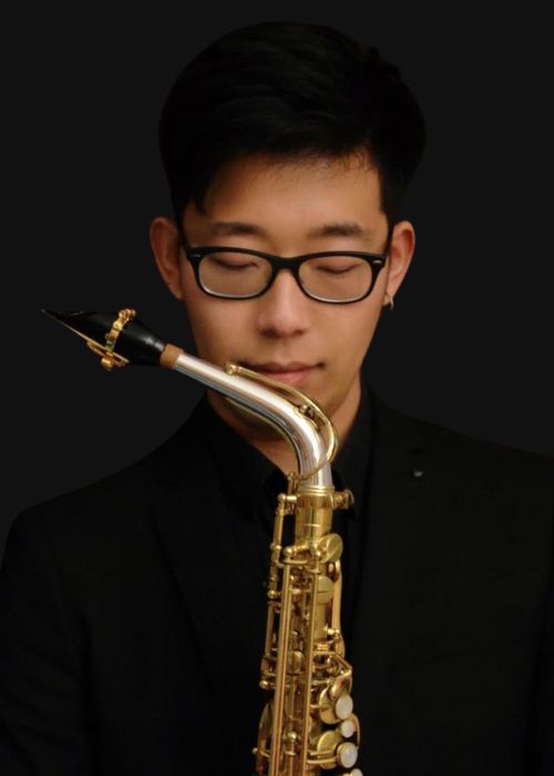 Tongjia HU, musicien ambassadeur JLV, avec son instrument équipé d'une ligature JLV