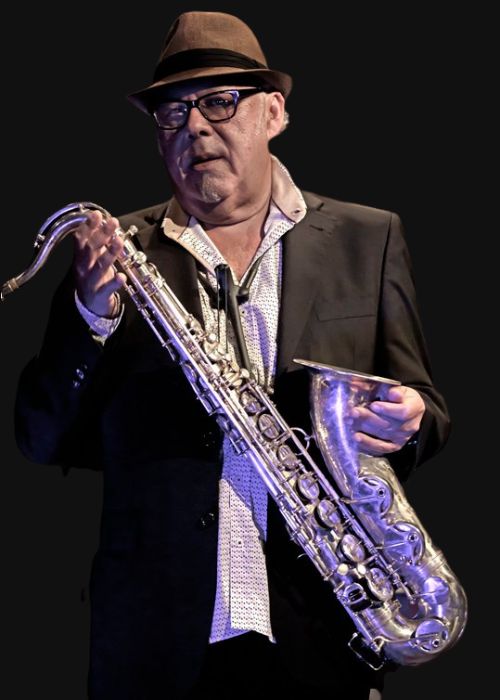 Tony LAKATOS, musicien ambassadeur JLV, avec son instrument équipé d'une ligature JLV