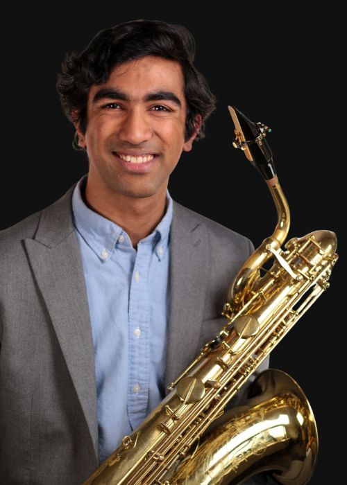 Uday SINGH, musicien ambassadeur JLV, avec son instrument équipé d'une ligature JLV