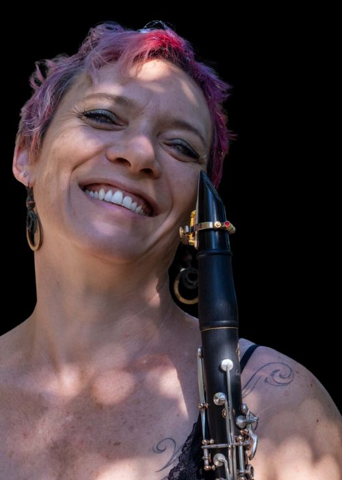 Véronique AUDARD, musicien ambassadrice JLV, avec son instrument équipé d'une ligature JLV