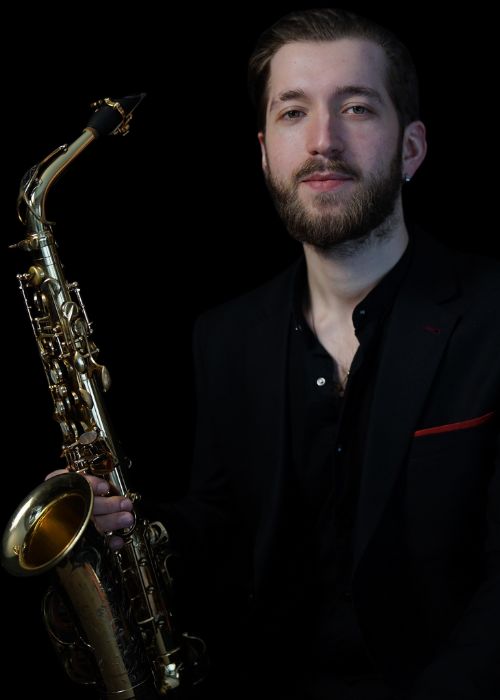 Vladyslav DOVHAN, musicien ambassadeur JLV, avec son instrument équipé d'une ligature JLV