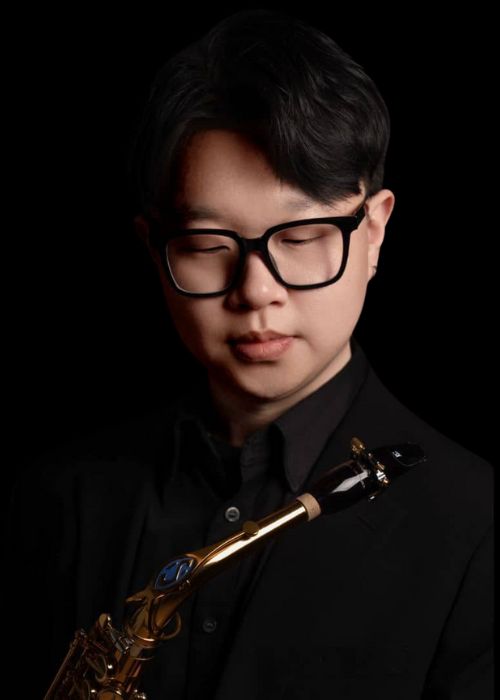 Wencheng JIN, musicien ambassadeur JLV, avec son instrument équipé d'une ligature JLV