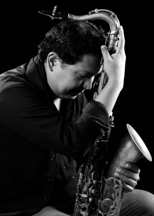 William FLORES, musicien ambassadeur JLV, avec son instrument équipé d'une ligature JLV