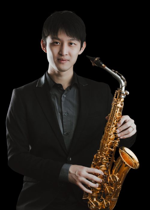 Yao LU, musicien ambassadeur JLV, avec son instrument équipé d'une ligature JLV
