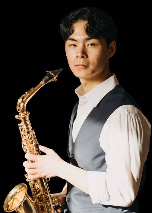 Zachary COSTELLO, musicien ambassadeur JLV, avec son instrument équipé d'une ligature JLV