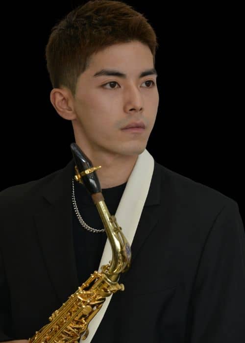 Zhao YANG, musicien ambassadeur JLV, avec son instrument équipé d'une ligature JLV