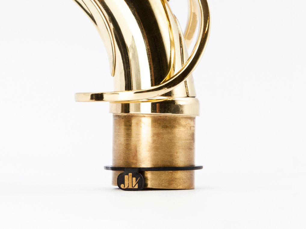 Photo Bague Phonique JLV black edition sur un bocal de sax alto