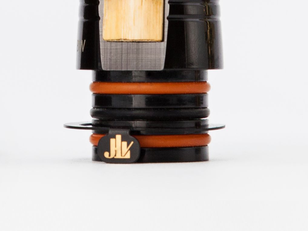 Photo Bague Phonique JLV black edition sur un bocal de clarinette sib