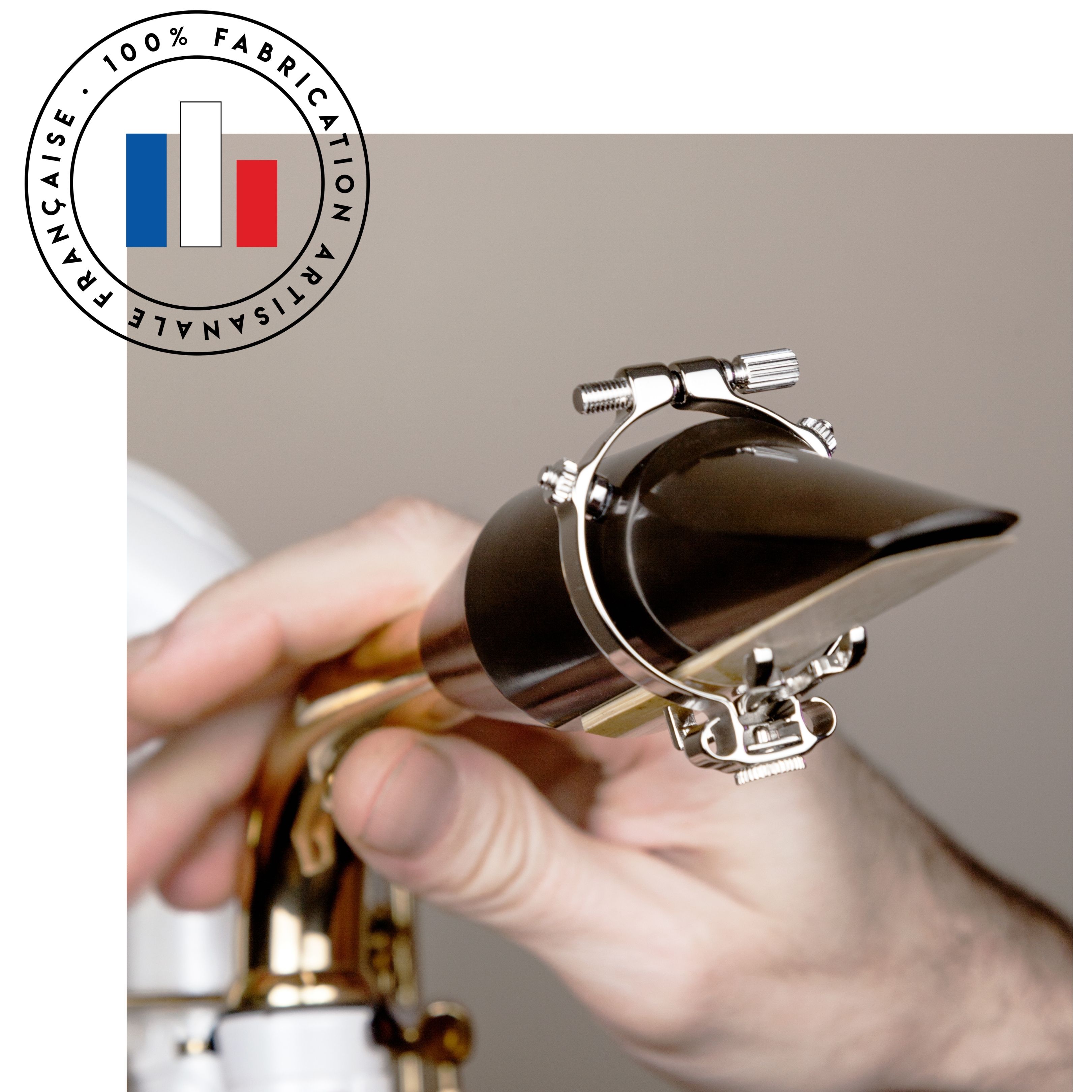 Ligature JLV plaquée argent sur un bec de saxophone baryton