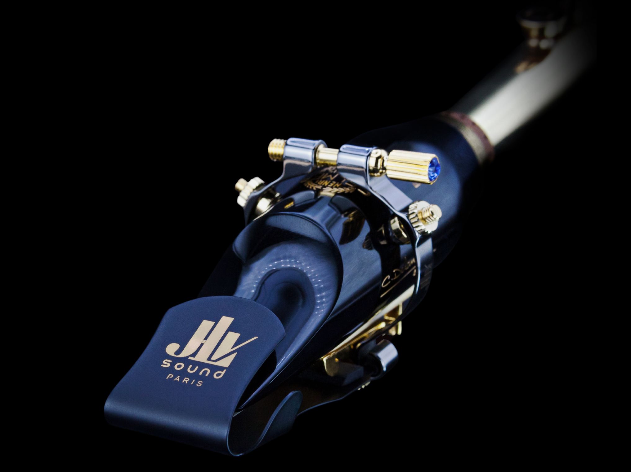 Ligature JLV sur un bec de saxophone alto et son couvre-bec